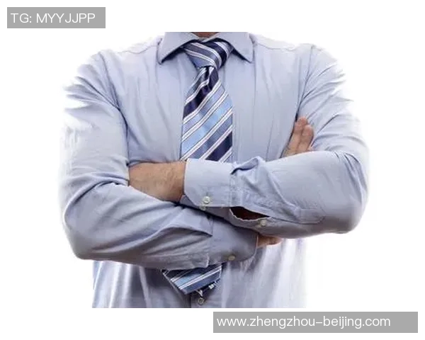 双手放胸前的足球明星展现自信与魅力的瞬间